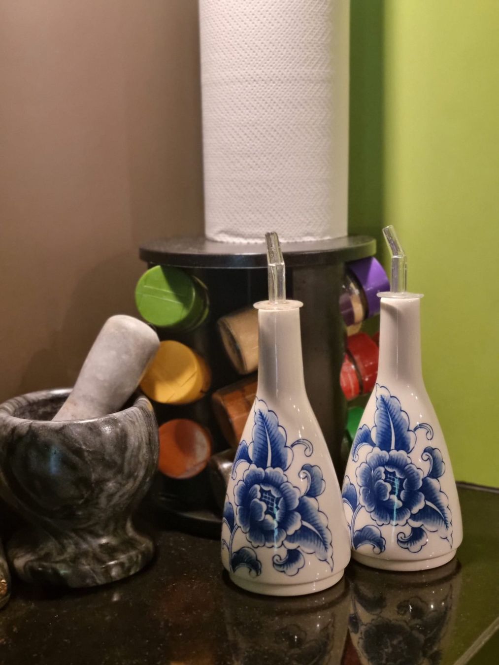 Caraffe: 2er Set: Elegante Oel-/Essig-Spender mit blauem Muster – Usato da Boniswil venduto da san_2ft2 2