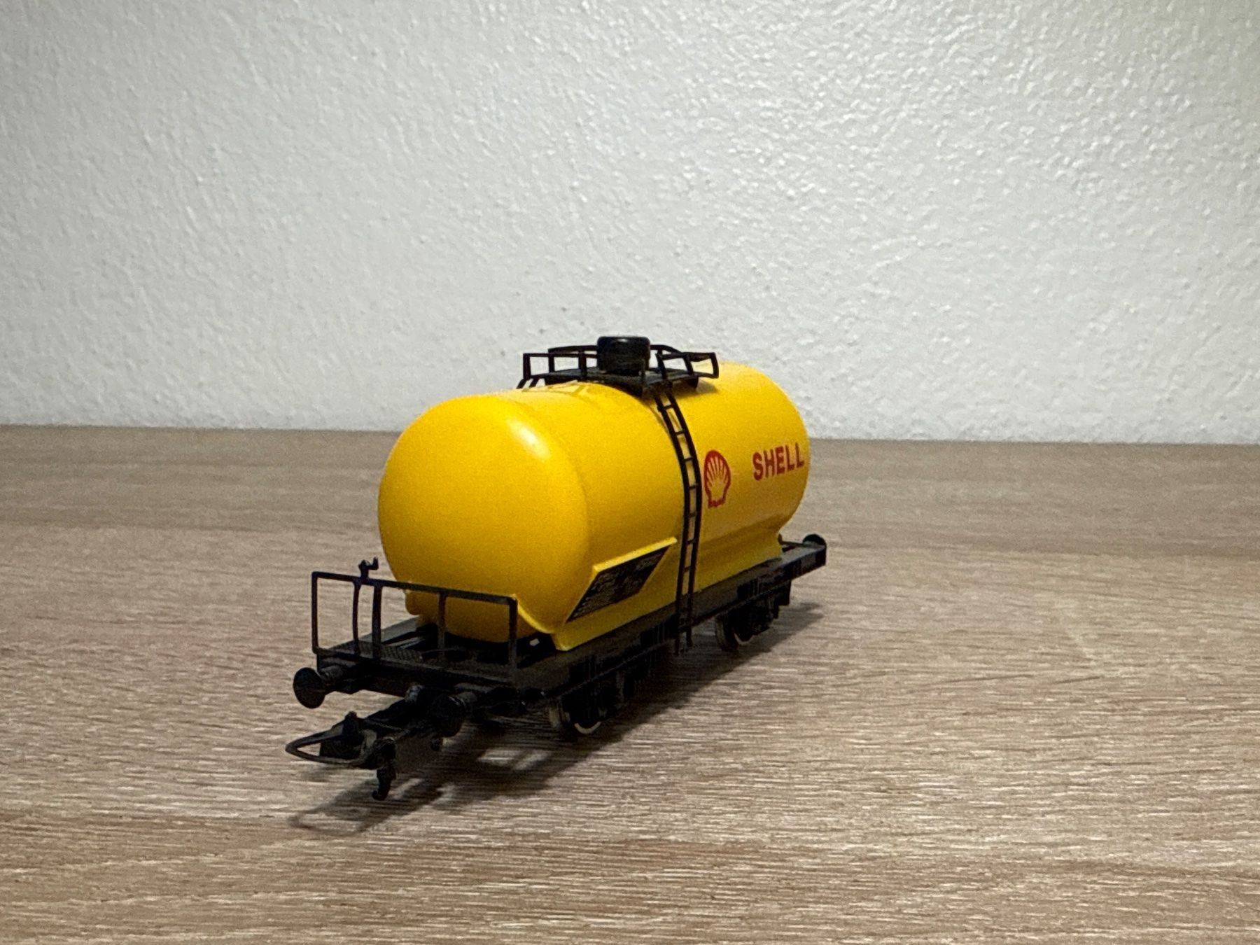 Lima Modellini di ferrovie: Lima Kesselwagen SHELL H0 (17) – Usato da St-Aubin-Sauges venduto da Lo_Go 2