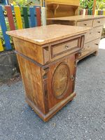 Kommode aus Holz mit Steinplatte.