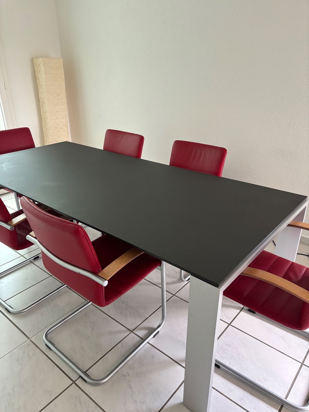 Set di tavolo e panche: Esstisch Set mit 6 Echtleder Stühlen – Usato da Recherswil venduto da Moebel_Outlet