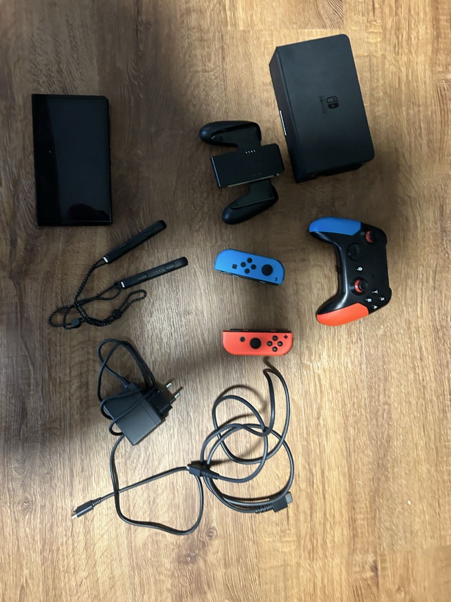 Nintendo Konsolen: Nintendo Switch OLED Konsole + pro Controller guter Zustand – Gebraucht aus Mitlödi von Mightybutcher
