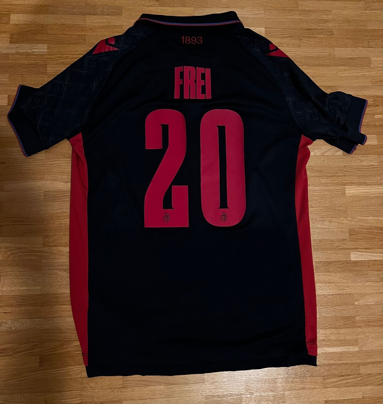 FC Basel Leibchen & Hosen: FC Basel Trikot - Grösse L - Macron - FREI 20 – Gebraucht aus Reinach BL von  1