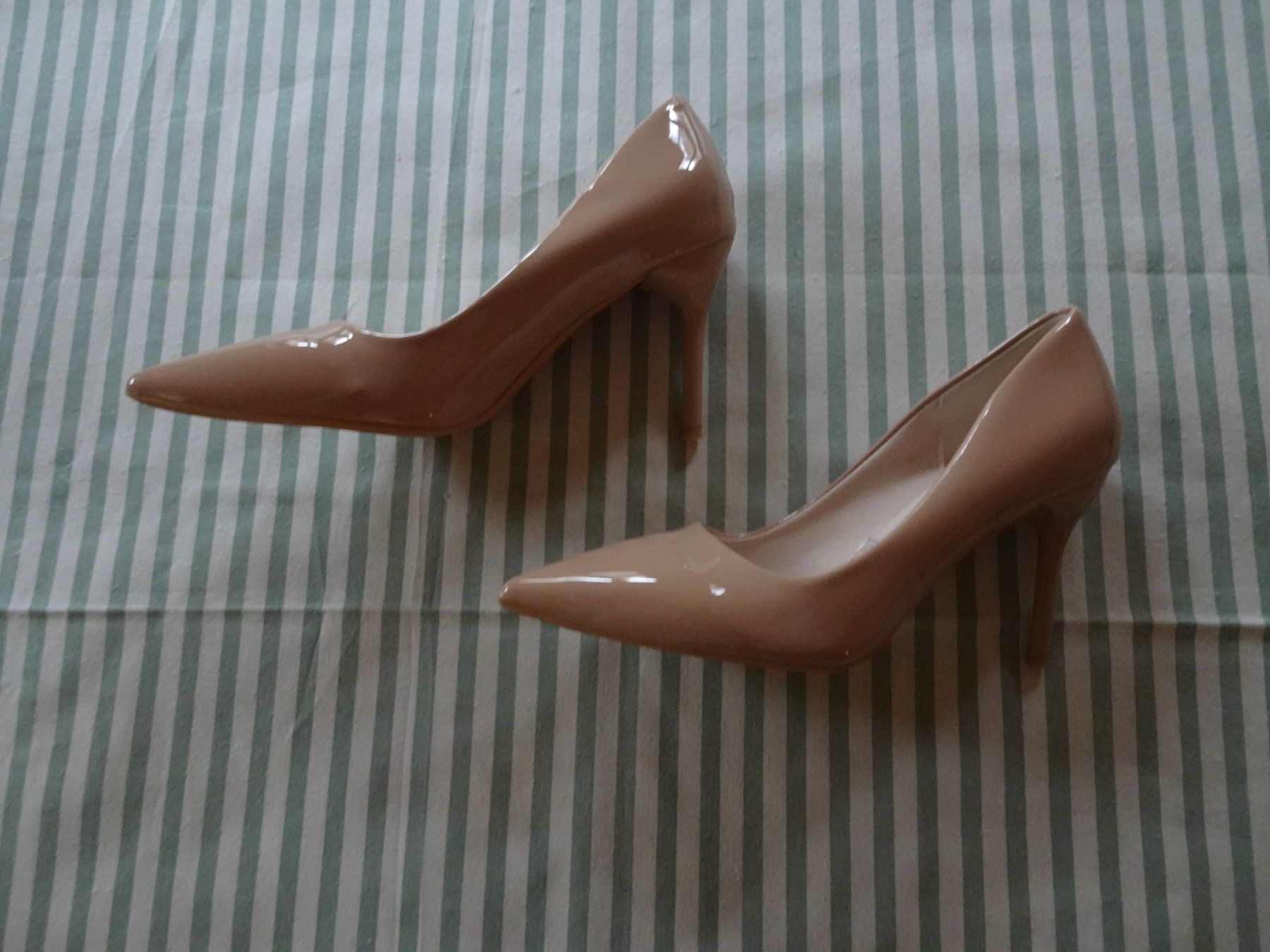 Scarpe da donna: NEUE schlichte beige Lackpumps Gr. 36 - 225118 – Nuovo (secondo la descrizione) da Küssnacht am Rigi venduto da Schuhe-Secondhand 4