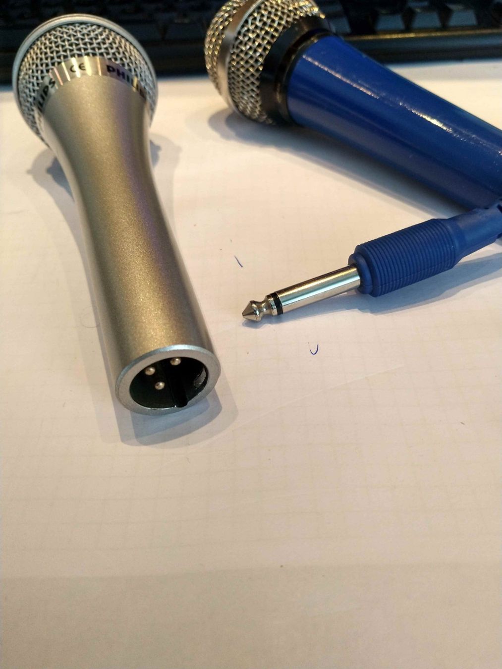 Mikrofone: Zwei dynamische Mikrofone, 1x XLR / 1x 6.3mm, – Gebraucht aus Hemishofen von Roefix94 1