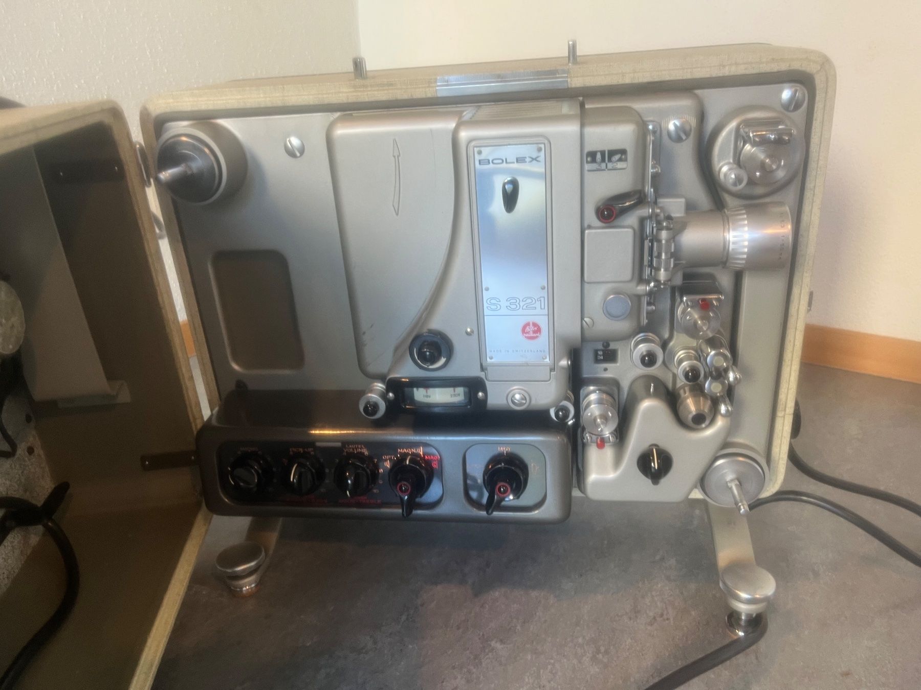 Pellicole: Ancienne projecteur  de cinema – Usato da lausanne venduto da esploras 1