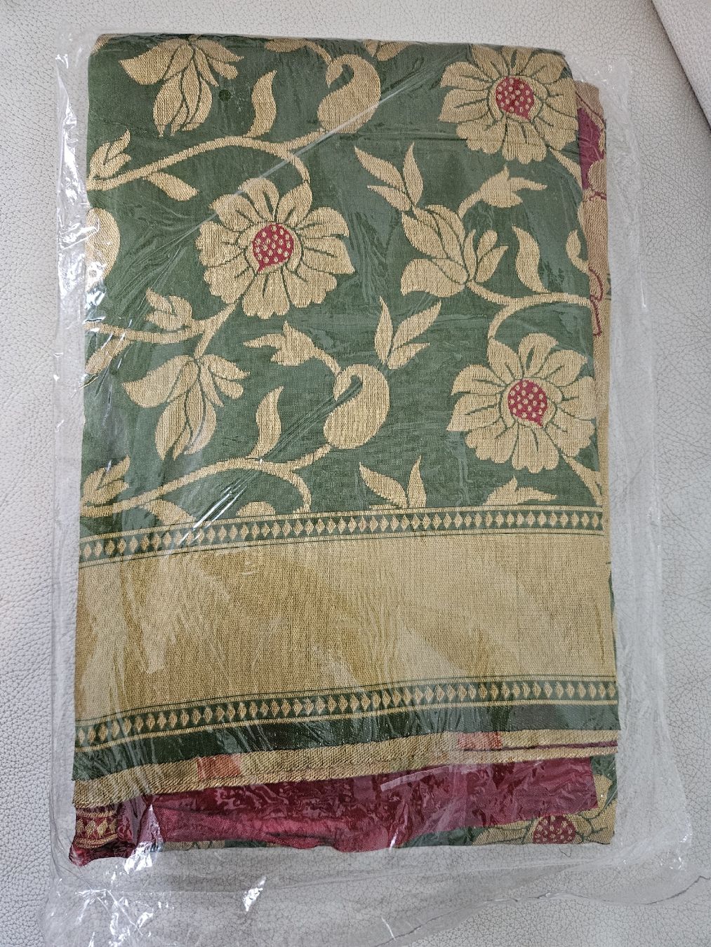 Vestiti: Green and red silk saree – Nuovo e nell'imballaggio originale da Les Acacias venduto da minnie6 1