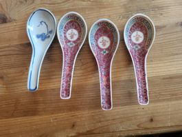 4 chinesische Löffel aus Porzellan