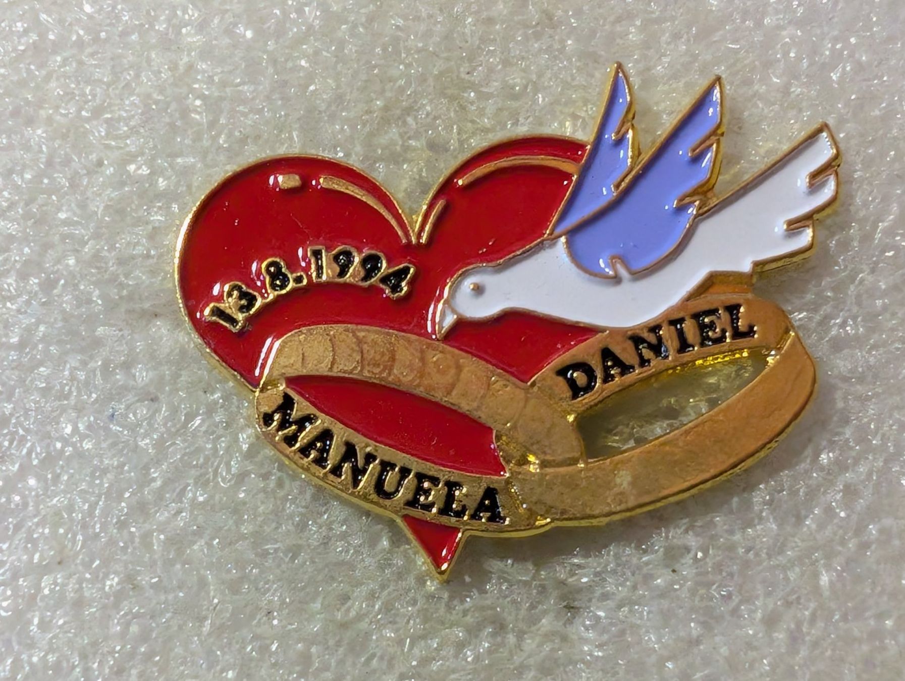 Placchette & Badge: Ansteckpin 128: Daniel & Manuela – Usato da Oppligen venduto da Pin-Fall-Shop