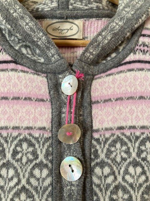 Sorgenfri Giacche: Wunderbare Sylt Strickjacke Gr. S – Usato da Rüti ZH venduto da Tredeschin 7