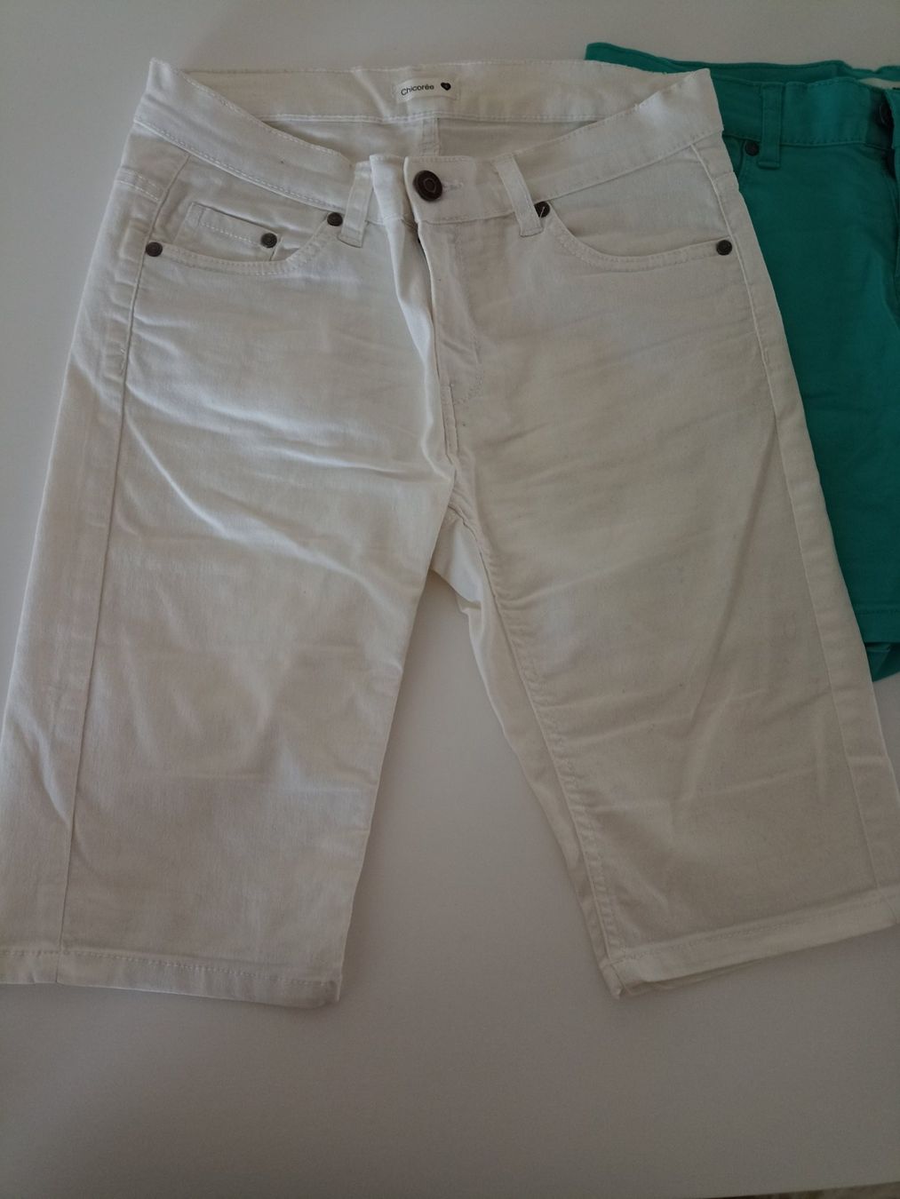 Pantaloni: 3 Bermudas gr.36 – Usato da Winterthur venduto da Husakeva 3