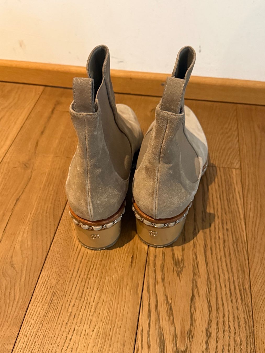 Chanel Scarpe da donna: Orig. Chanel Booties taupe gr.41 boots – Usato da Wallisellen venduto da Aboutfashion 2