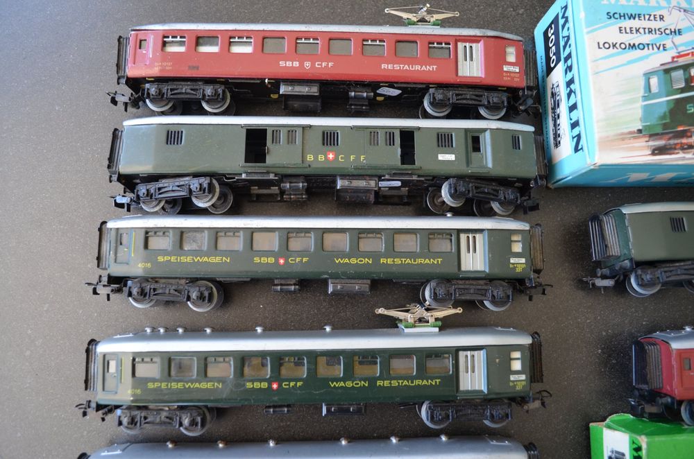 Lot Ancien Train électrique Avec Wagons Et Accessoires, Occasion, Collection