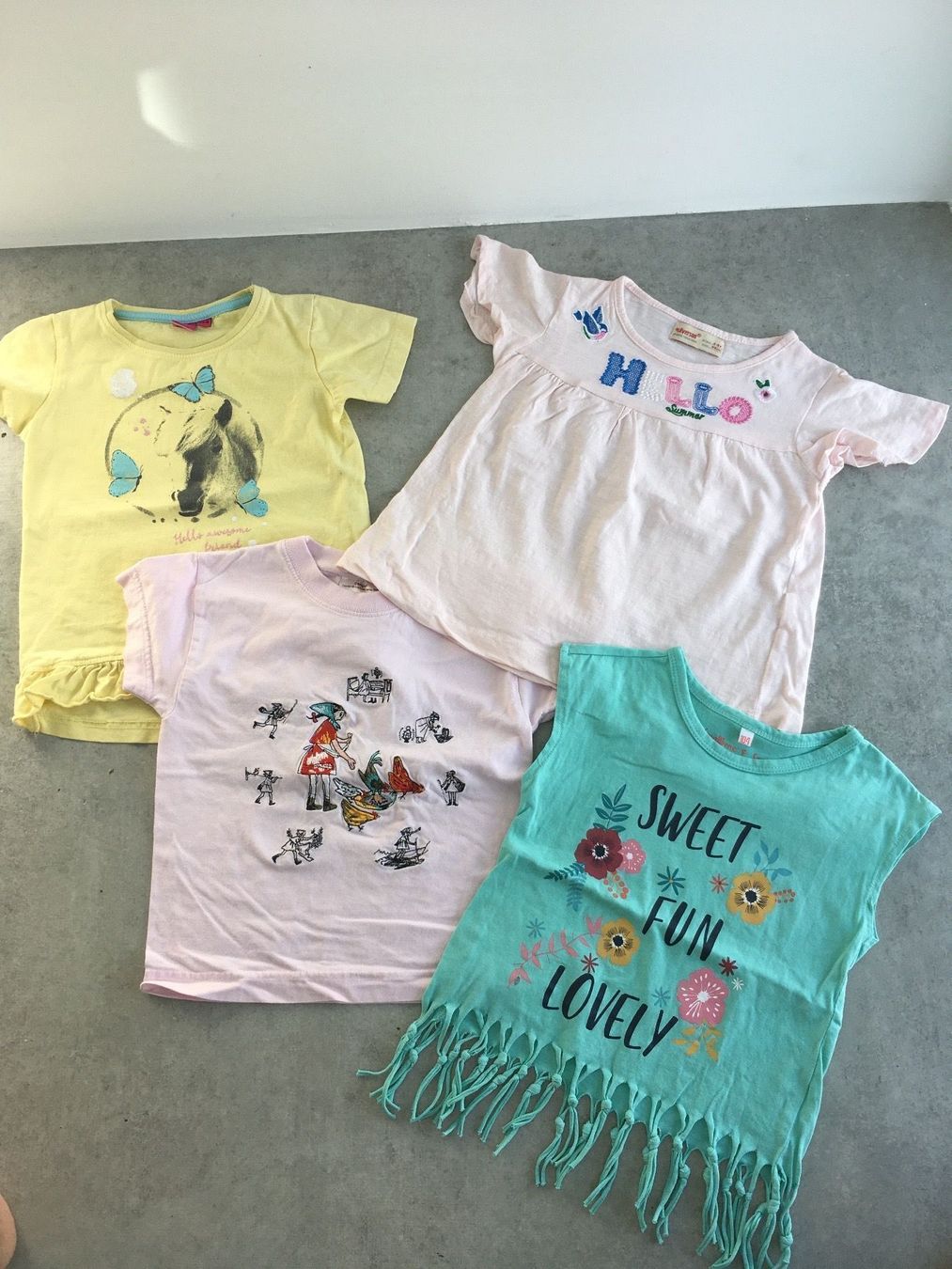 Lotti & Set di vestiti: Kleiderpaket 4 T-Shirts, Gr. 98-104 – Usato da Zollikofen venduto da spunk65