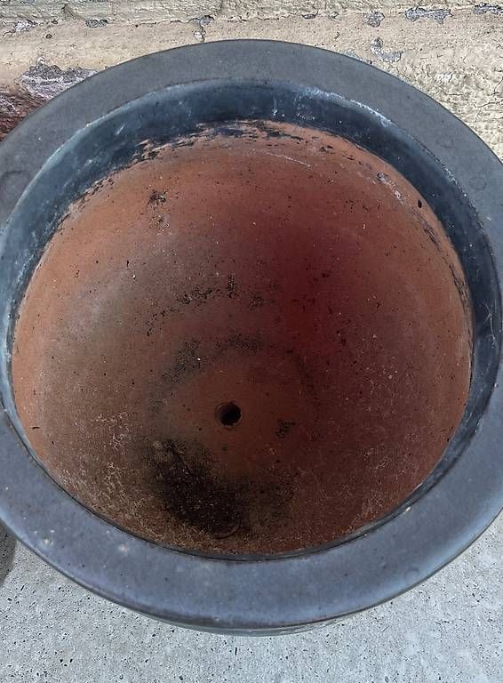 Pots de fleurs: 2 formschöne Tontöpfe Schwarz – D'occasion à Urdorf par Resumasa 2