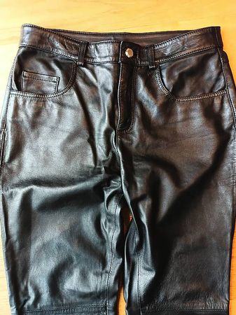 Pantaloni in pelle / Lederhose / Pantalon en cuir 
