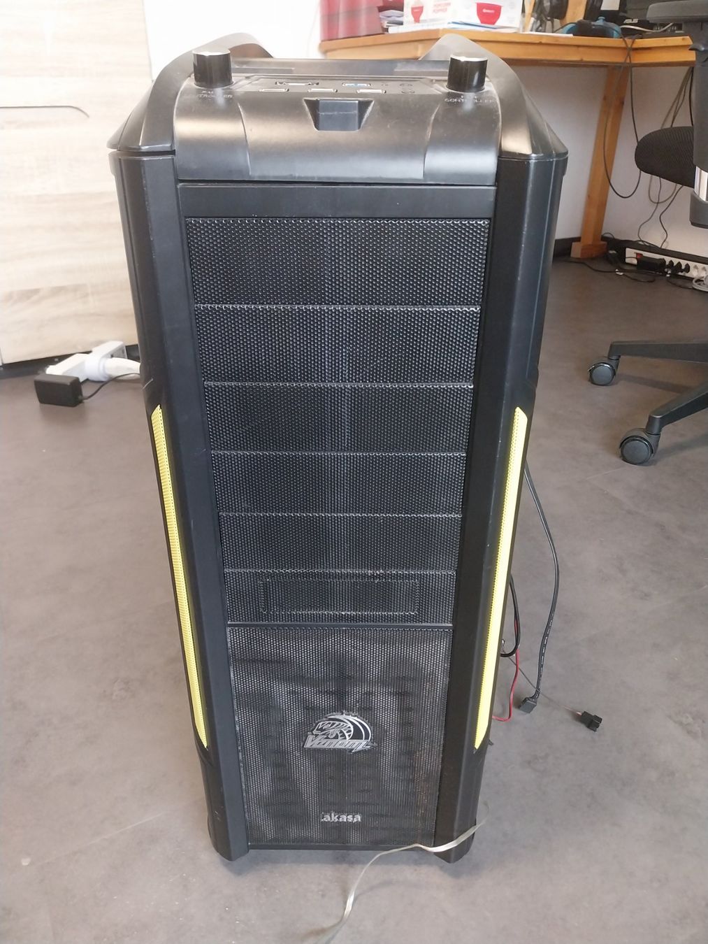 Custodie: Akasa Venom Toxic Black Full Tower PC – Usato da Schwaderloch venduto da bademeister79 1