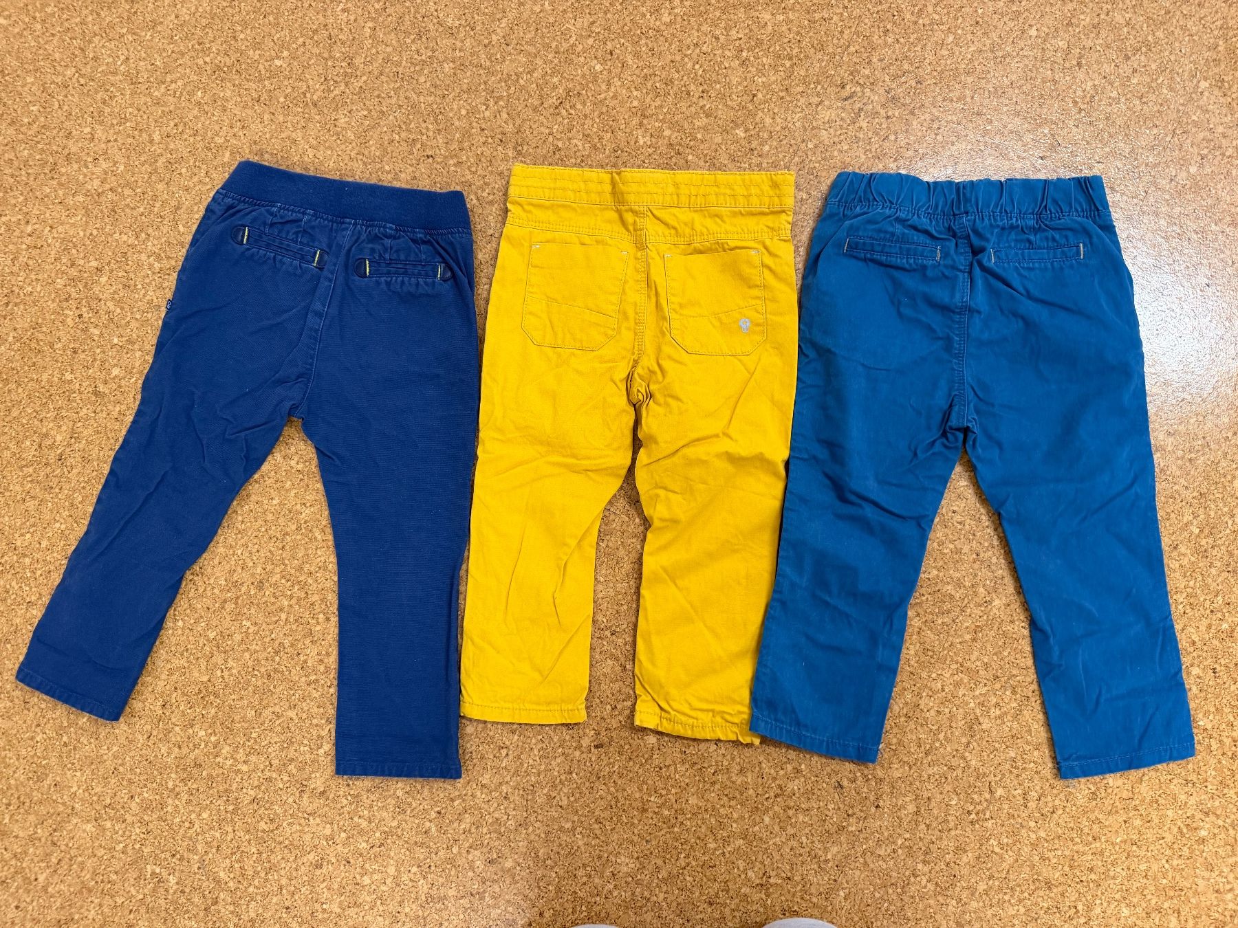 Okaidi Pantaloni: Set von 3 Kinderhose Obaïbi Gr.86 – Usato da Wettswil venduto da and_8vcp 1