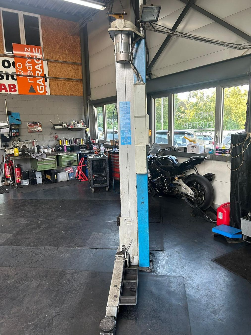 Piattaforme elevatrici & Crick: Auto Lift – Usato da Riedholz venduto da Riedholz-Garage 2