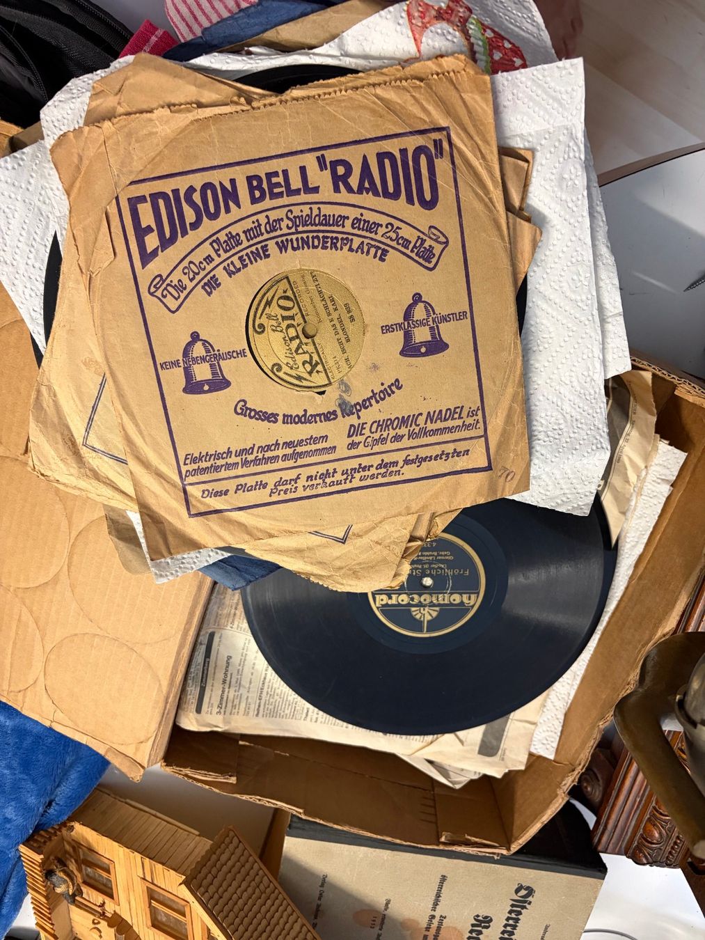 Tourne-disques: Grammophon mit 31 Platten und 4 Pkg. Nadeln – Défectueux à Mollis par Hg 8