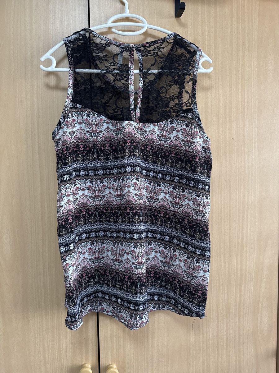 Top: Chicorée Top Gr. M, schwarz mit Blumenmuster & Spitze – Nuovo (secondo la descrizione) da Thun venduto da Vans_98 3