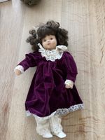 Stoff-Sammlerpuppe 46 cm im violetten Samtkleid