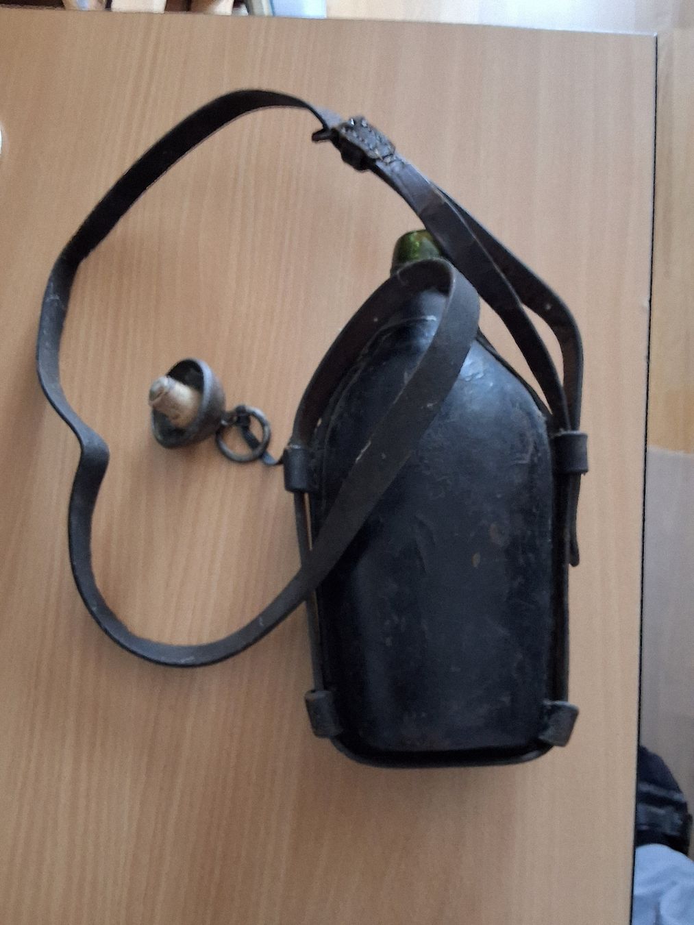 Attrezzatura & Pezzi di ricambio: Antike Feldflasche mit Lederriemen – Usato da Dulliken venduto da Zuchu