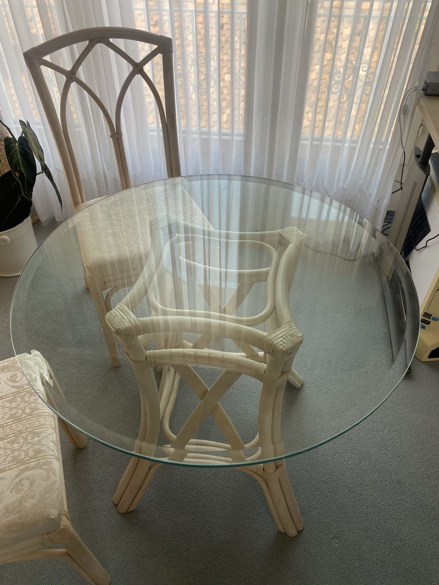 Set di tavolo e panche: Rattan Esstisch mit 3 Stühlen – Usato da Wil SG venduto da nat_g5tn 2