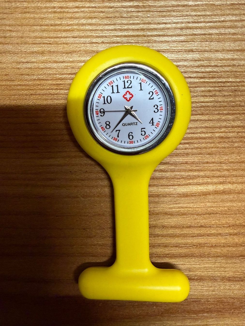 Orologi: Schwesternuhr mit Sicherheitsnadel gelb – Nuovo e nell'imballaggio originale da Samedan venduto da PflegeWerkzeug