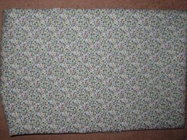 Baumwollstoff weiss mit kleinen petrol/grünen Blümchen