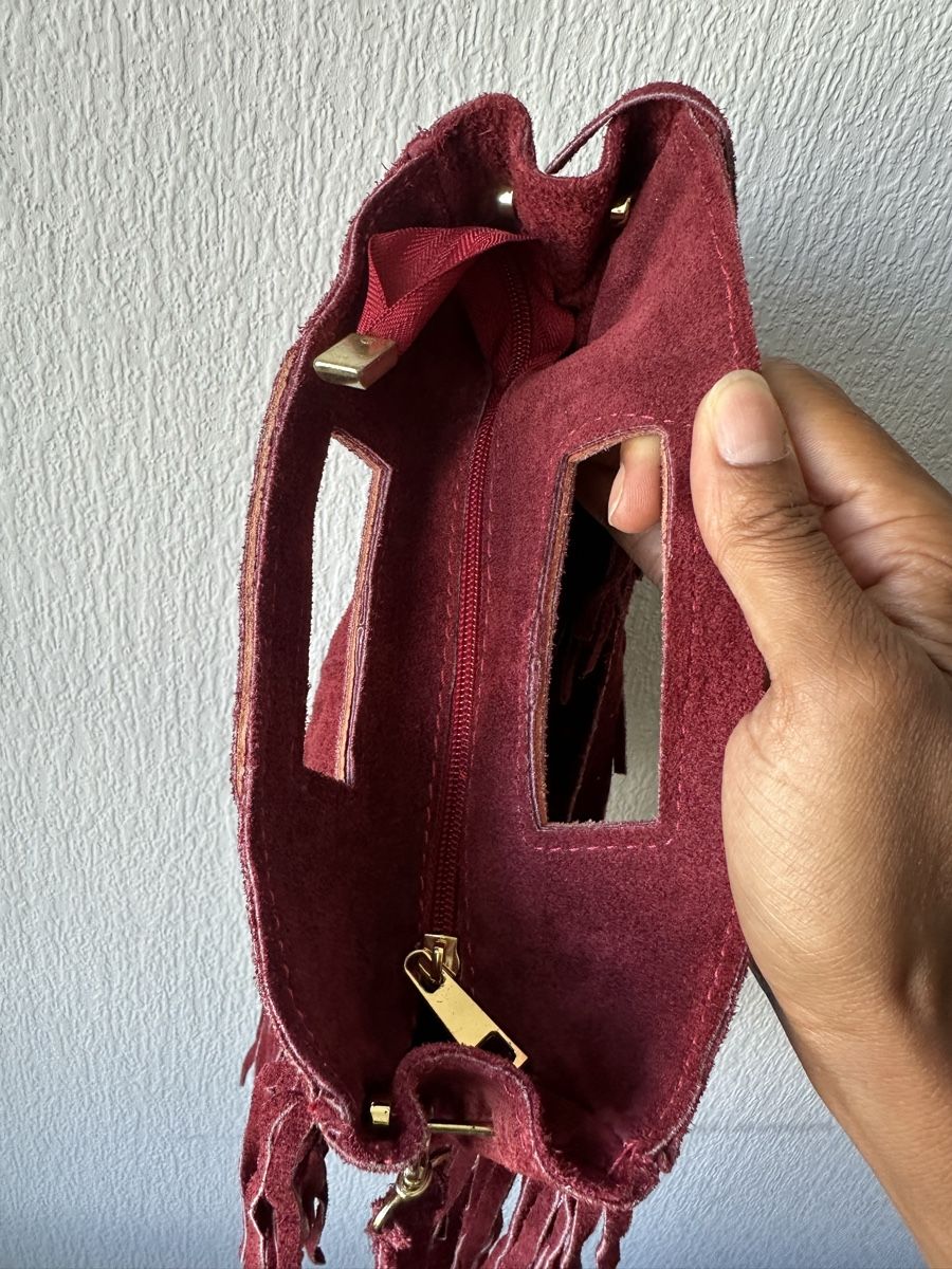 Taschen für Damen: Sac à main en daim bordeaux avec franges – Gebraucht aus Yverdon-les-Bains von Laureetlargent 2