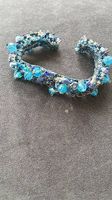 Armband mit Glasperlen und Steinen