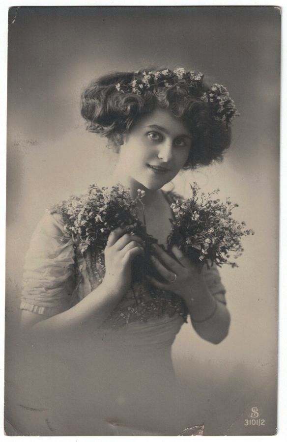 Cartoline postali: Romantik - Junge Dame mit Blumen – Usato da Frauenfeld venduto da POML