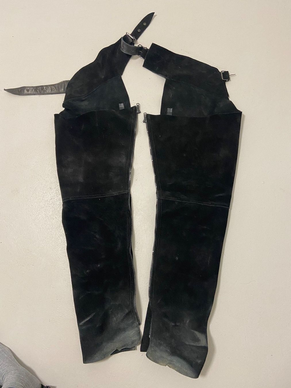 Stinchiere & Fasciature: Wunderschöne schwarze Wildlederchaps – Usato da Remetschwil venduto da est_zk69