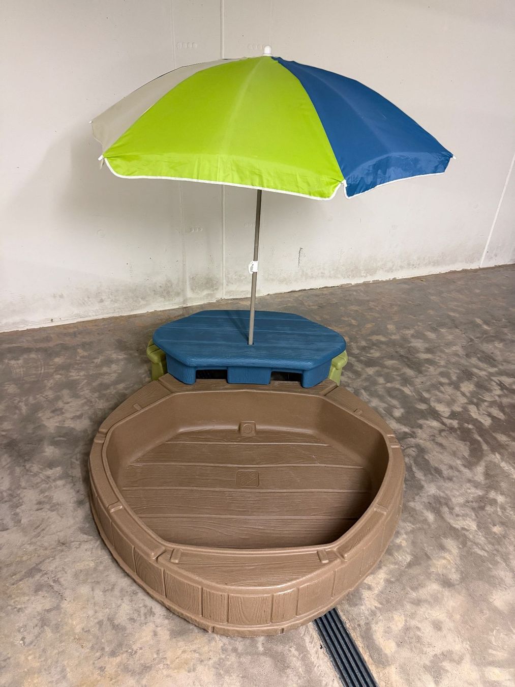 Bacs à sable: STEP 2 Sandkasten Picknicktisch Sonnenschirm – D'occasion à Horgen par Auction-Kings 1