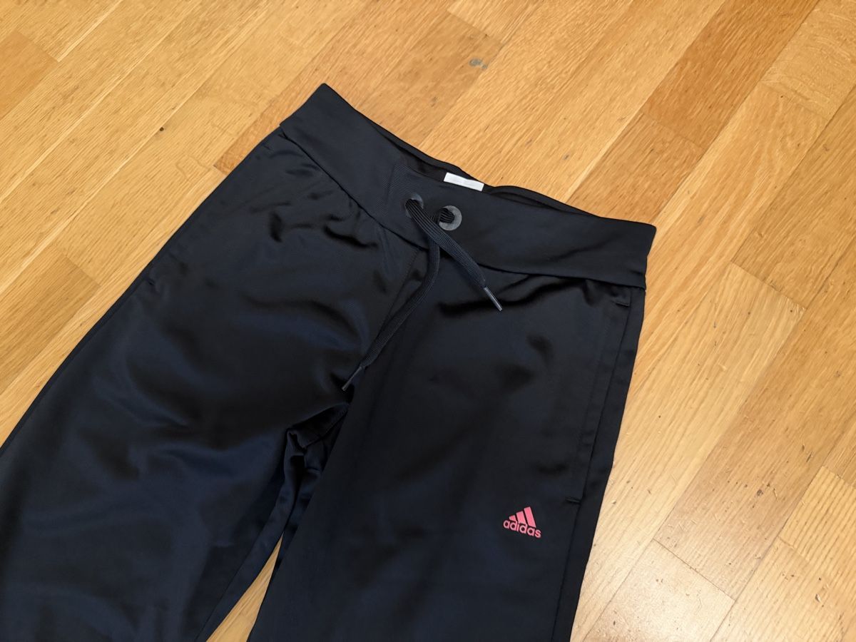 Adidas Pantaloni: Neue Adidas Trainingshose Grösse 152 – Nuovo (secondo la descrizione) da Bettlach venduto da Tradenet100 2