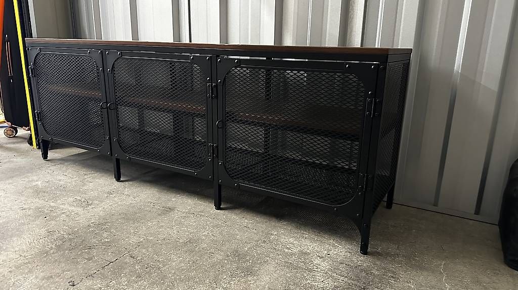 Commodes: Ikea Side-Board mit schwarzem Metallsockel – D'occasion à Horgen par rog_5zw5
