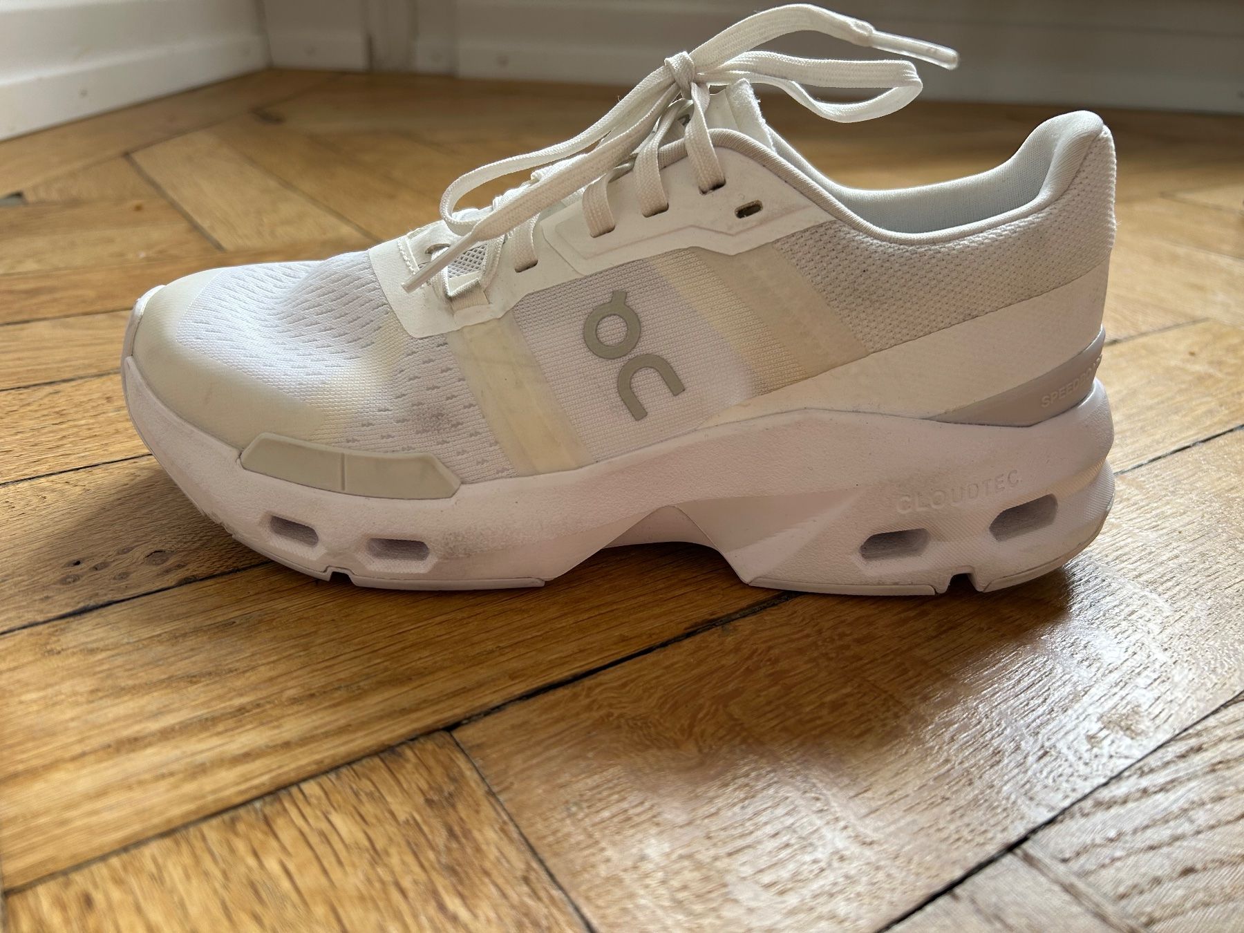 On Chaussures femmes: On white sneakers – D'occasion à Zürich par EllaPota 4