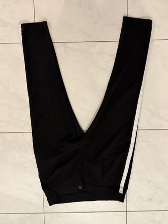 Schwarze Hose mit weissem Streifen Grösse S neuwertig