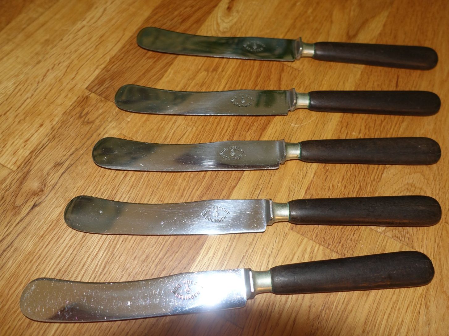 Solingen Posate: 5 Messer 'Buttermesser' Solingen antik August Knecht – Usato da Pâquier-Montbarry venduto da phi_5v2r