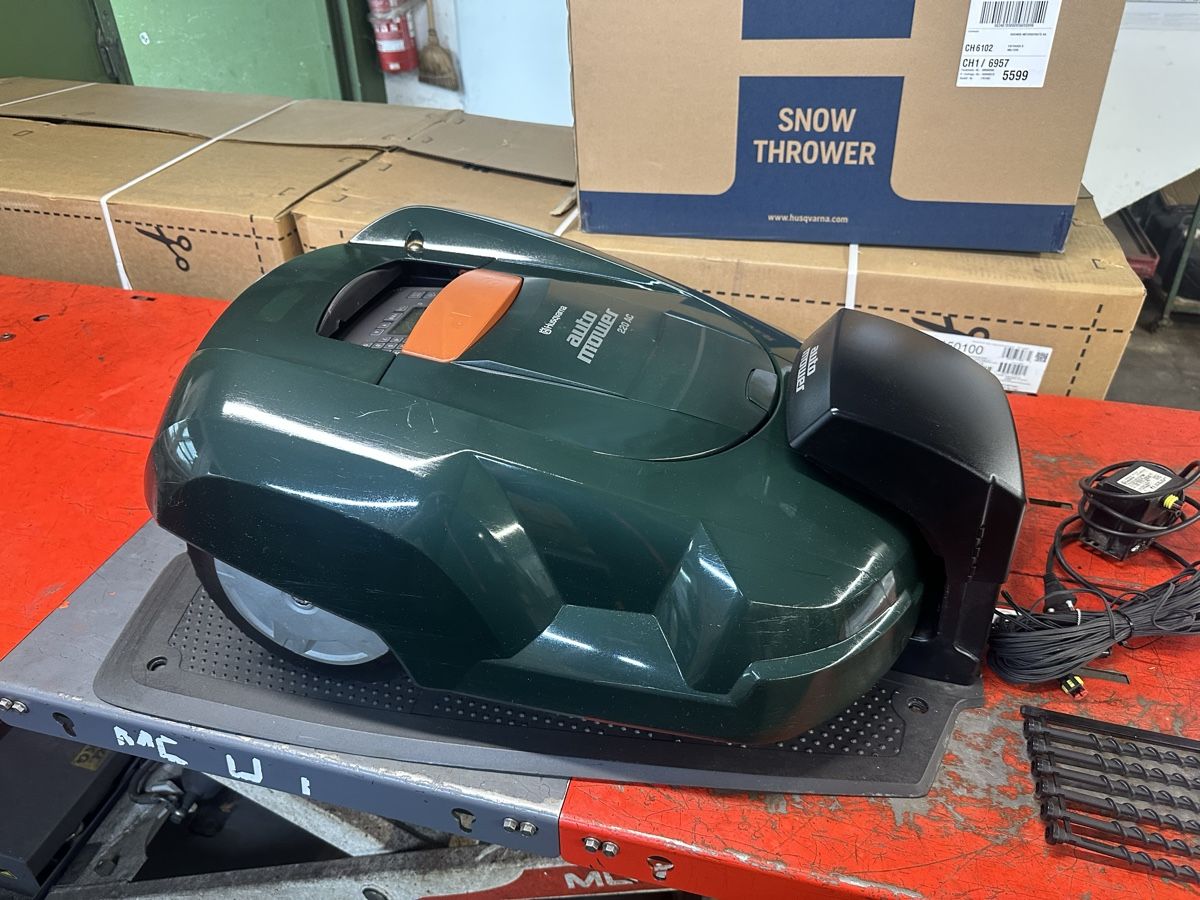 Husqvarna Rasenmäher: Husqvarna Automower 220AC  ab grossem Service – Gebraucht aus Malters von BachBrun 1