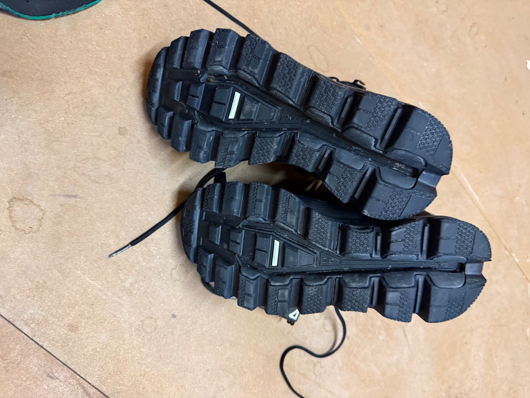 On Scarpe da uomo: On Cloud / Gr. 40 Schwarz Outdoor Top – Usato da St.Gallen venduto da Wvuvuosa 3