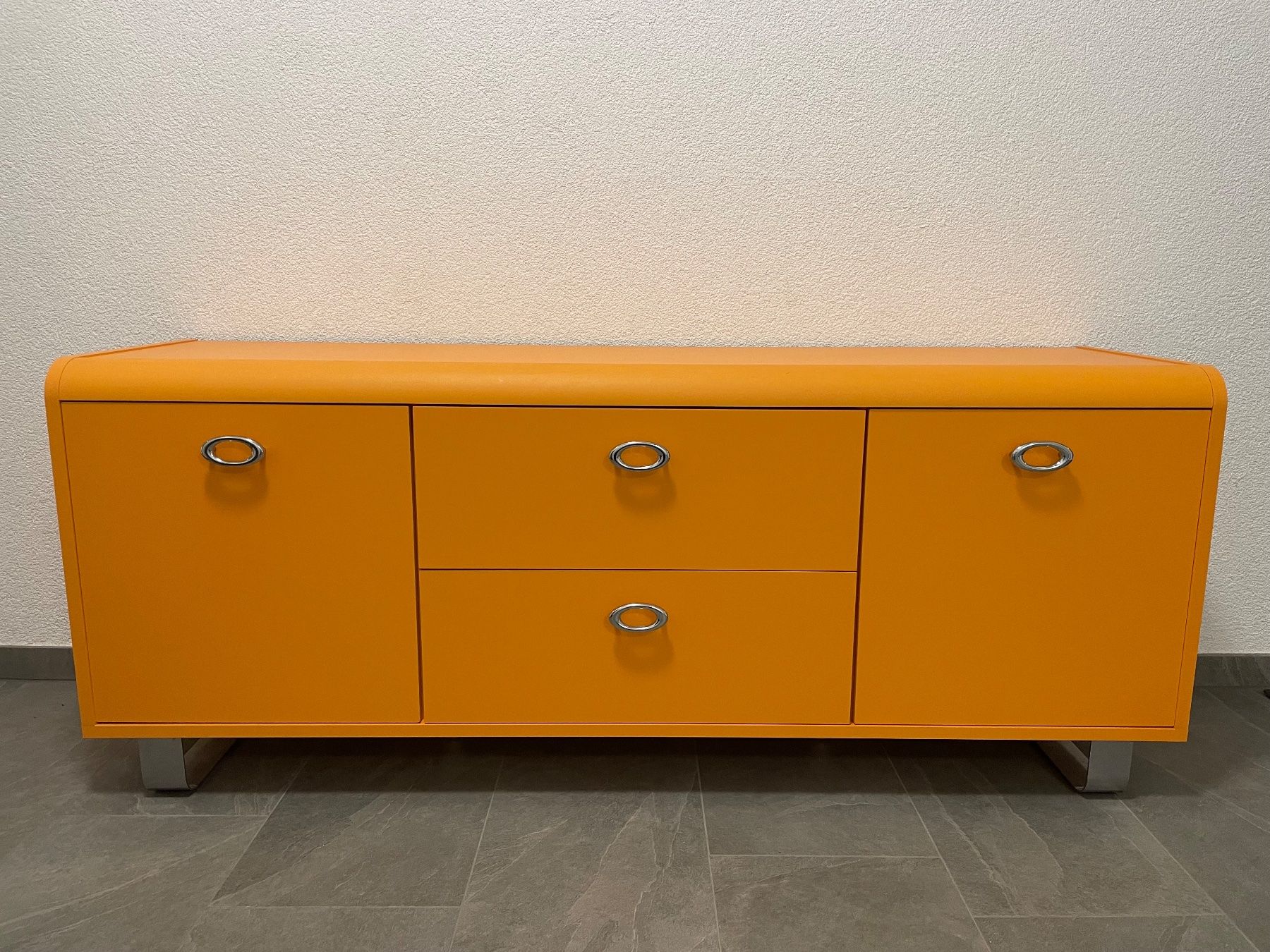 Cassettiere: Orangefarbenes Sideboard - Top Zustand! – Usato da Ehrendingen venduto da weisse_calla