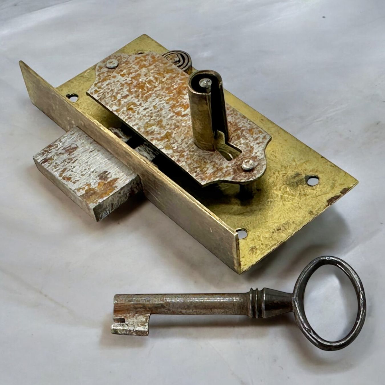 Ferramenta: Serrure de meuble ancienne avec clé forgé main – Usato da Morges venduto da objetsdepoque