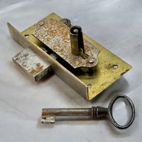 Serrure de meuble ancienne avec clé forgé main