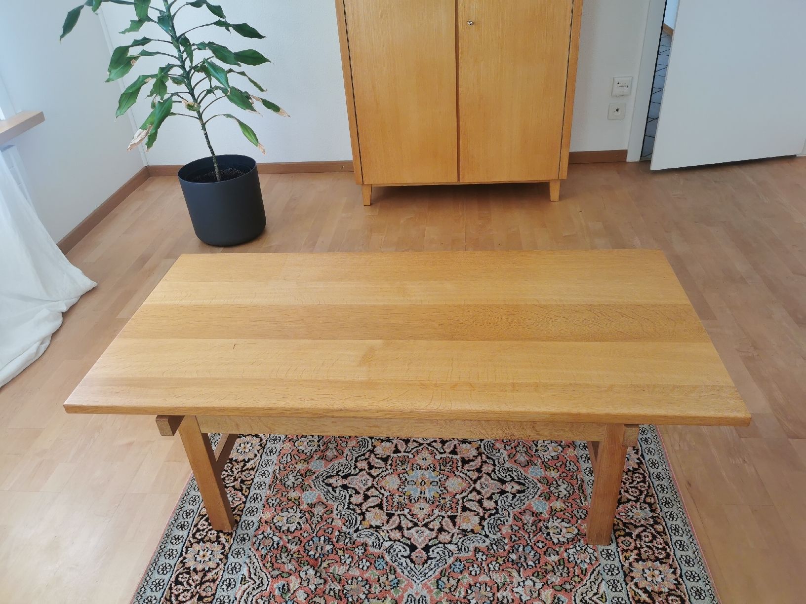Tische: Dänischer Eichenholz Couchtisch – Gebraucht aus St. Gallen von Minmarktplatz 1