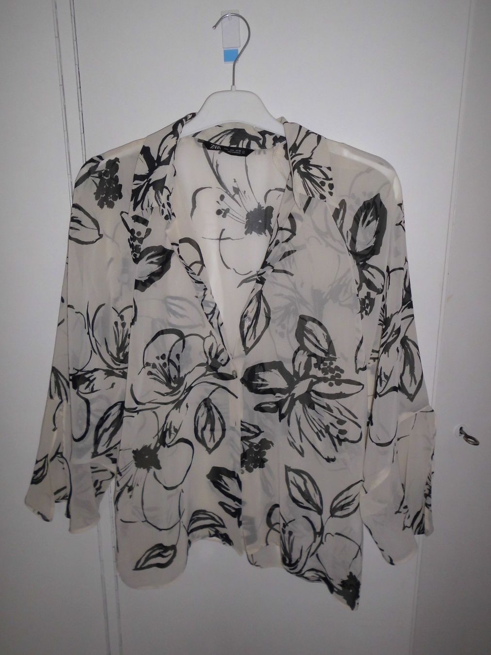 Zara Blusen: Blouse blanche/noire de Zara T. L – Neu (gemäss Beschreibung) aus Marin-Epagnier von Madja