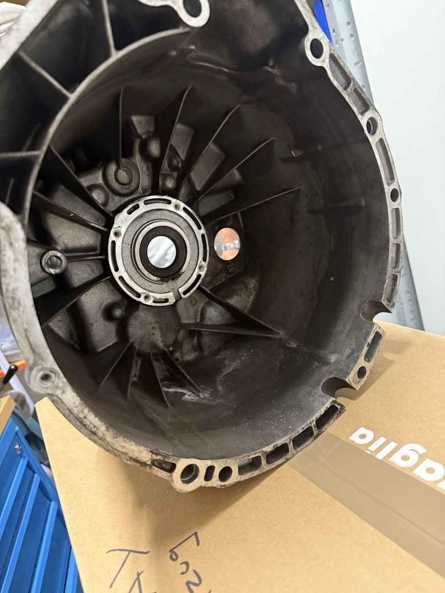 BMW Tutti pezzi di ricambio auto: Getriebeglocke BMW M3 E46 – Usato da Dietlikon venduto da DIVO 3