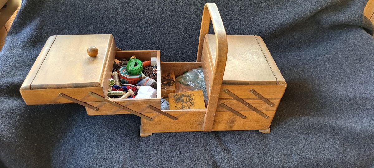 Autres pour bricolage & couture: 3 stöckiges Nähschächteli aus Holz – D'occasion à Grindelwald par juliabohren