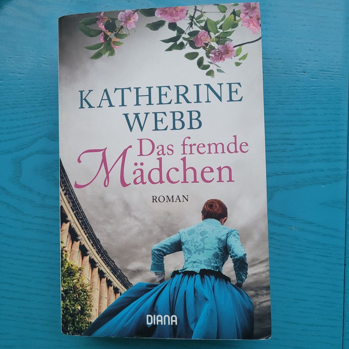 Libri: Katherine Webb - Das fremde Mädchen – Nuovo (secondo la descrizione) da SCHÜBELBACH venduto da CoKaHa