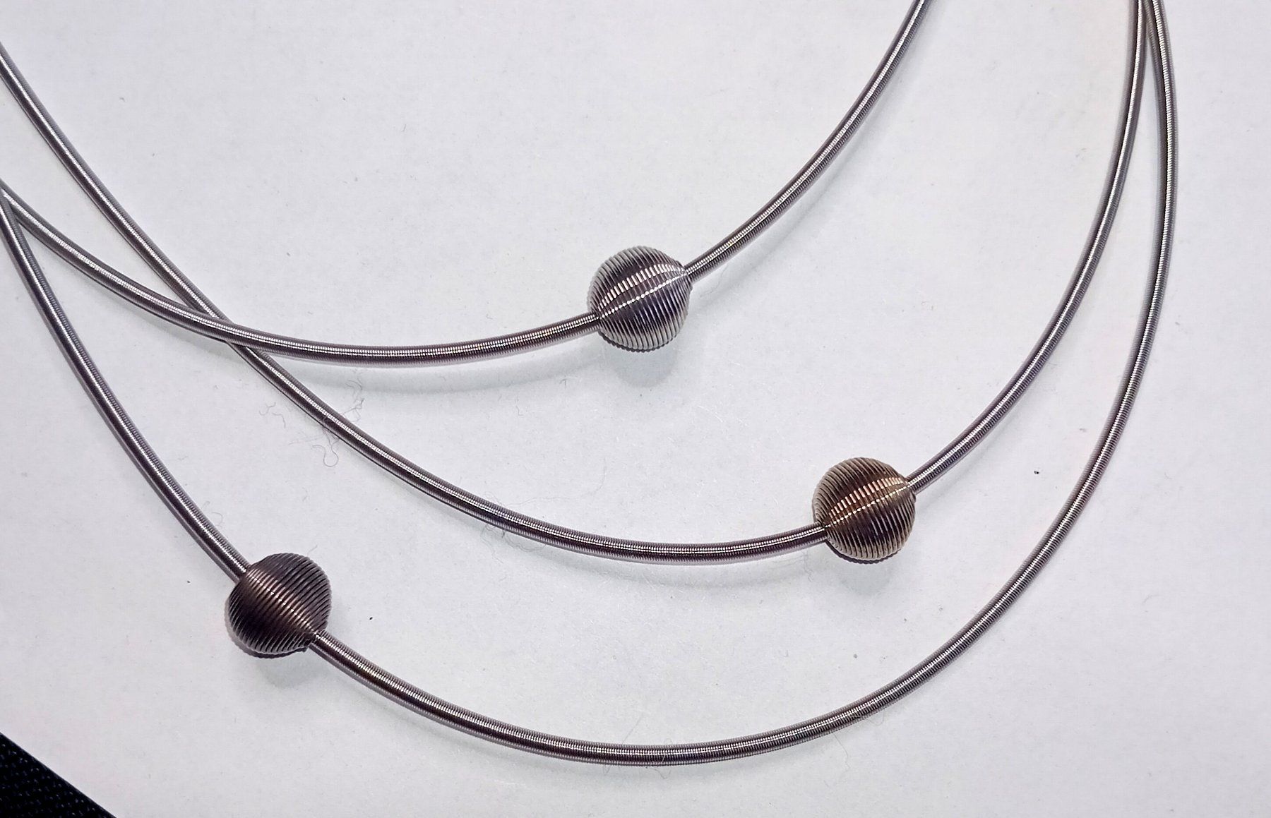 Catenine: Collier triple en acier "ressort" ars mundi – Usato da Neuchatel venduto da Vlenoble 1